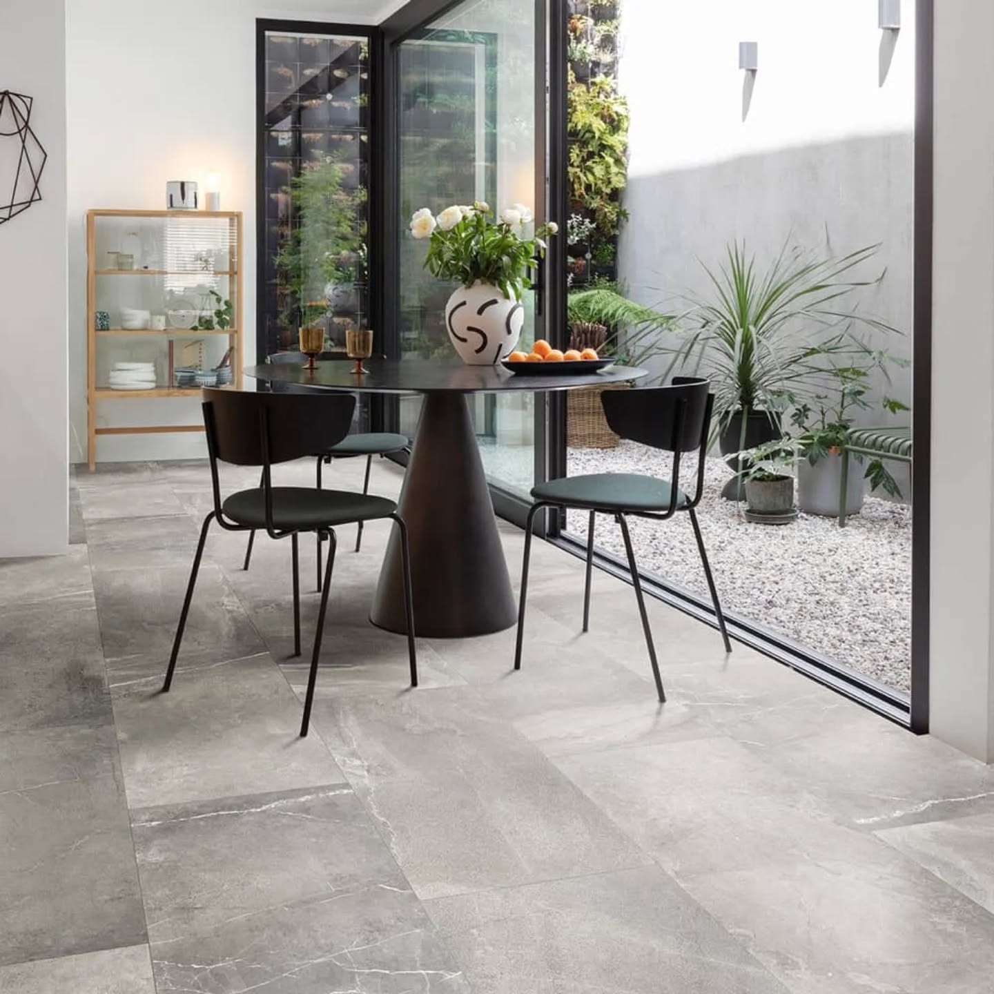 Ambiance salle à manger présentée au showroom