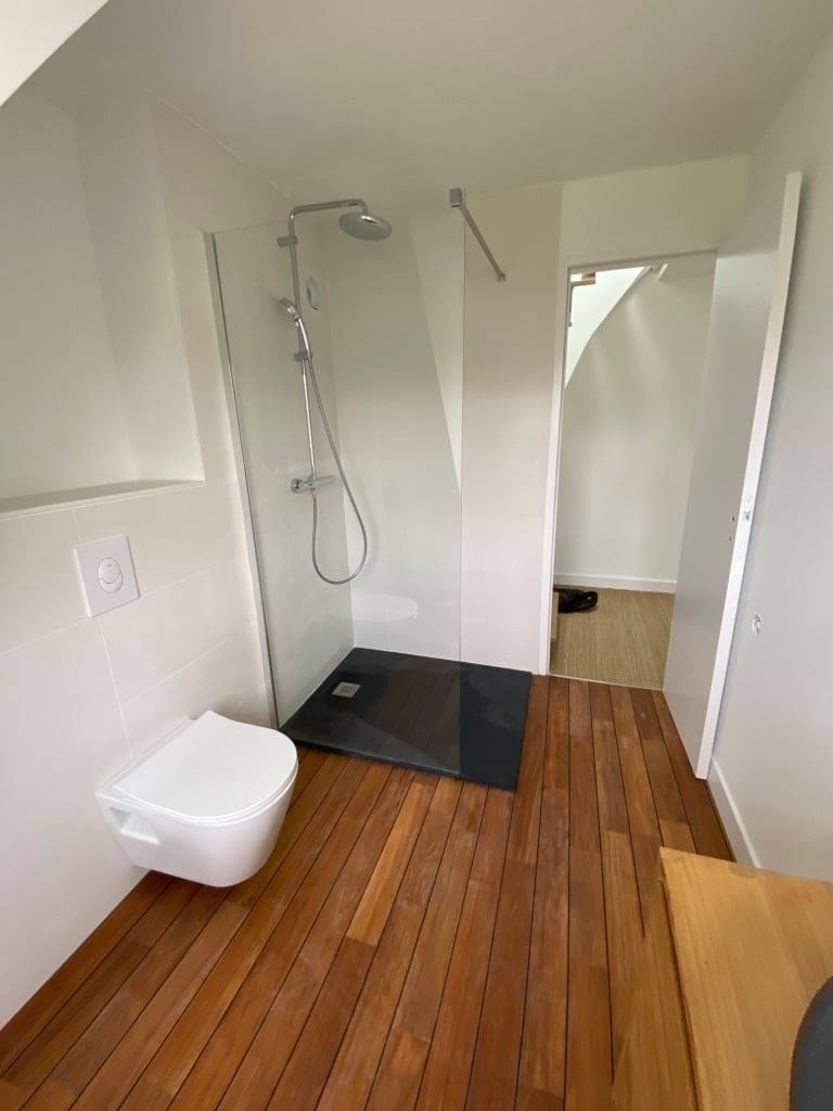 Salle de bains avec douche à l'italienne et parquet